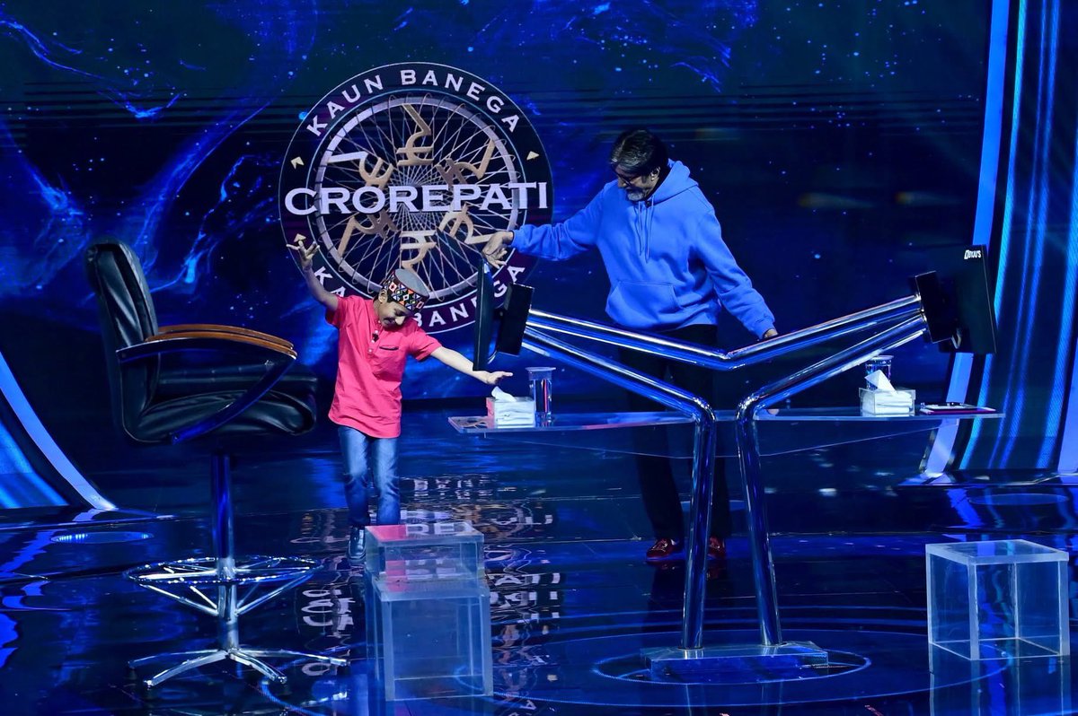 JMistry45's tweet photo. He doesn’t just say “Lock kiya jaaye?”
He locks himself in our hearts — every time.
#AmitabhBachchan @SrBachchan Sir
#25YearsOfKBC https://t.co/bNTUCT2AcF