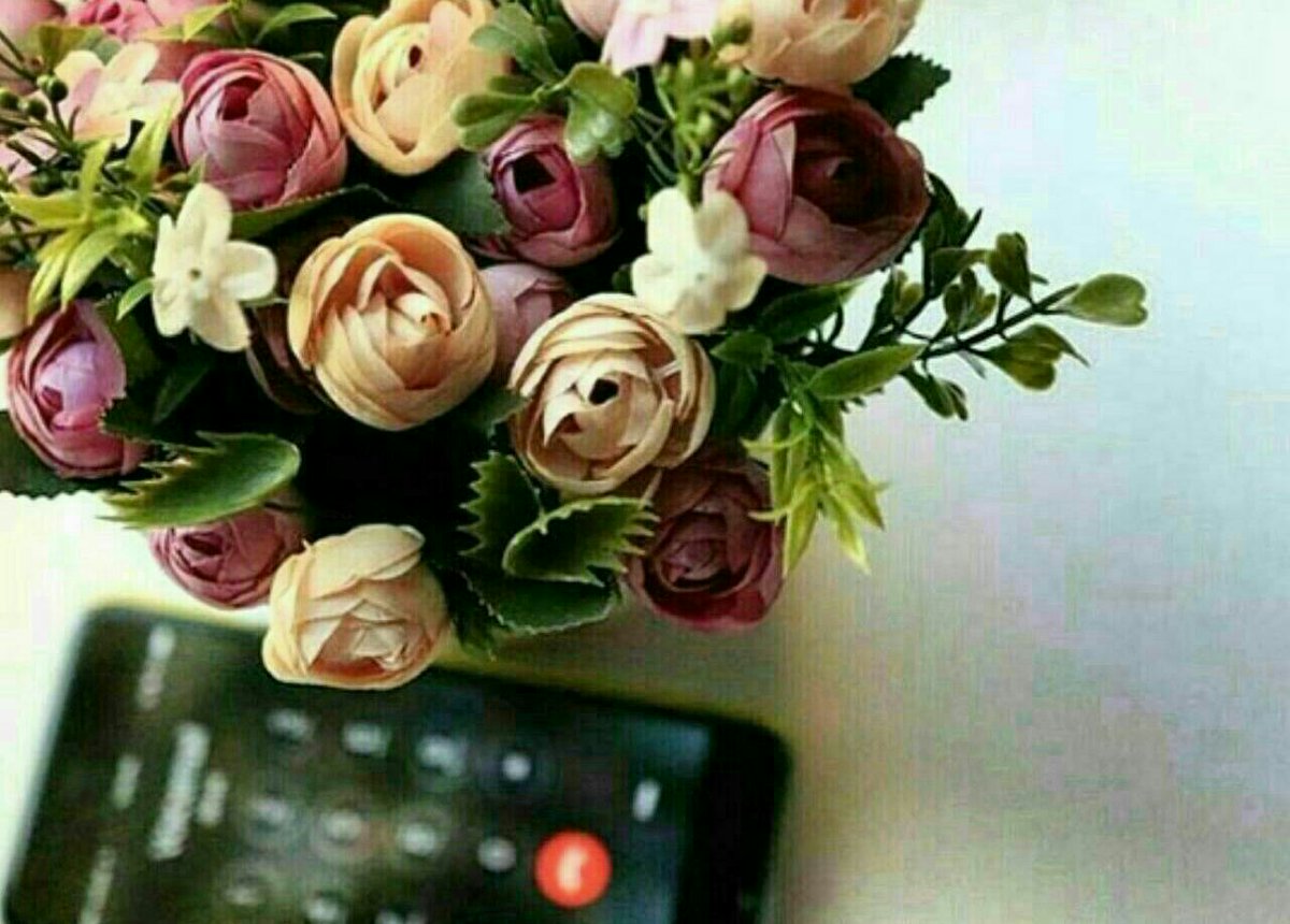 "ياروعة المساء في طلة مسائك 
يانفحة الورد والأشواق تسقيها 
أجمل ورود المساء في كاس باقاتك
 أبيات شعر توصف لك معانيها♡"♥