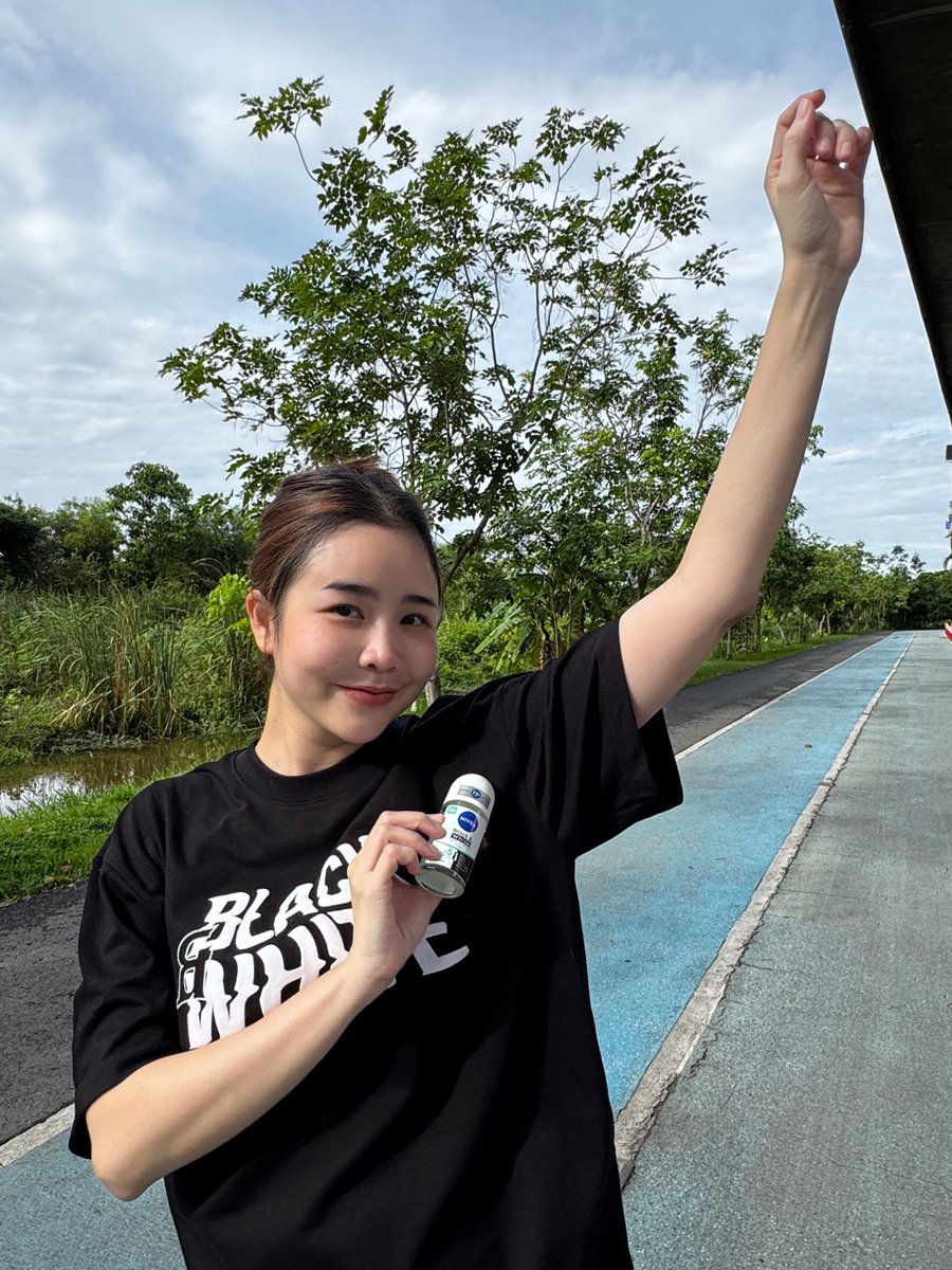 ตื่นมาวิ่งแต่เช้า วิ่งเสร็จไปทำงานต่อ ตกเย็นกลับบ้าน บอกเลยว่า วงแขนยังแห้งสบาย ไม่มีคราบ เพราะใช้ นีเวียแบล็ค แอนด์ ไวท์ เฟรช โรลออน เทสดีเทสได้ วงแขนแห้งสบาย ไม่ทิ้งคราบเหลืองหรือคราบขาวที่เสื้อเลยลดเหงื่อ ระงับกลิ่นกายนาน 72 ชม.เลย เพราะเคยใช้บางตัว ตกบ่ายเสื้อก็เป็นคราบแล้ว