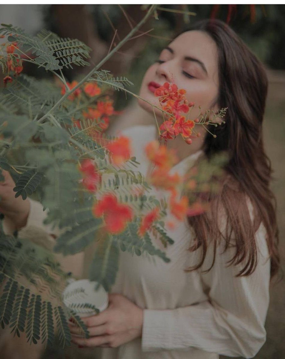 عندما تشعر…

             بلمسة من تحب …

             دون أن يكون جوارك 

                              .. هذا هو الإكتفاء..❣️♥️