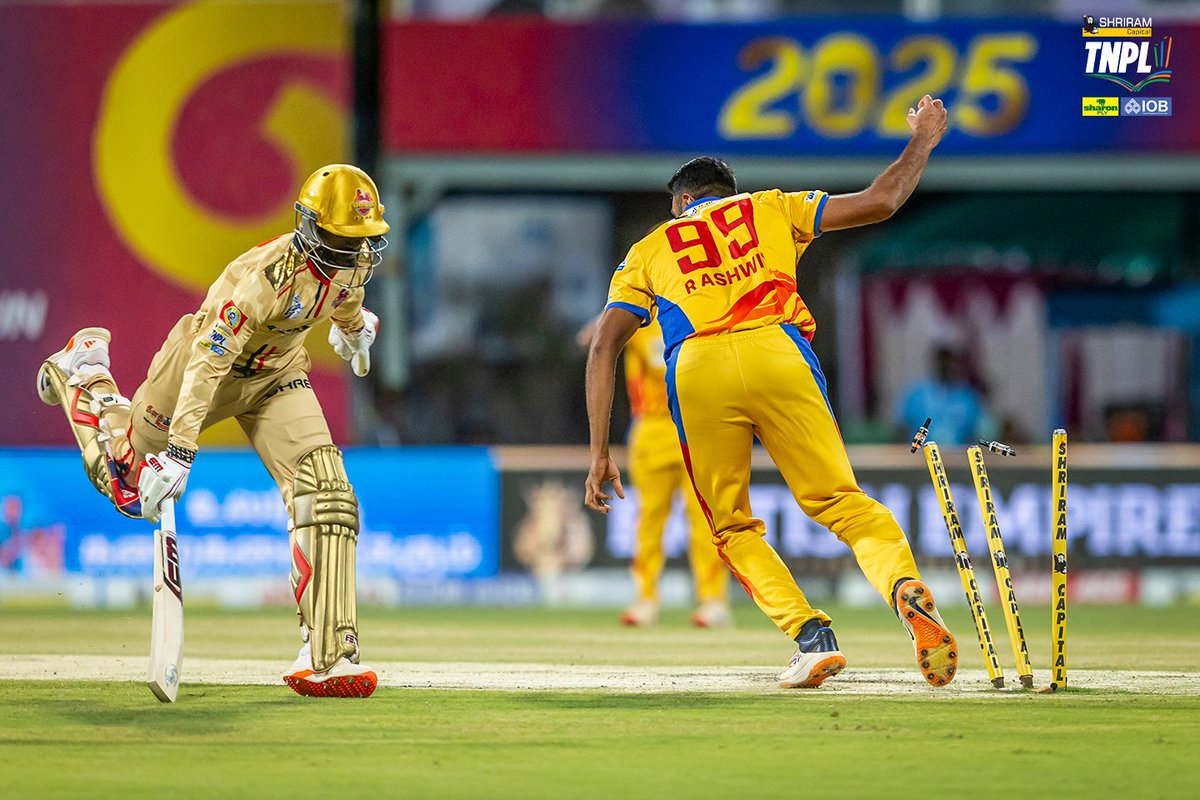 TNPremierLeague's tweet photo. Scenes from a high-stakes 𝗤𝘂𝗮𝗹𝗶𝗳𝗶𝗲𝗿 𝟮! 💥
#CSGvDD #TNPL #TNPL2025 #NammaOoruNammaGethu https://t.co/hTV9Si8s3l