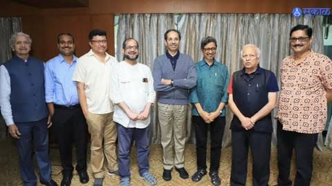 वागळेंना मराठी शब्द सापडले नाहीत, म्हणून त्यांनी हिंदीत व्यक्त केलेल्या भावना पाहता ते त्यांच्या स्वतःच्या चरित्रातील घटनांचा इतिहास इतरांवर लादू पाहातात हे स्पष्ट होते. ज्या ठाकरे सेनेकडून सपाटून मार खाल्ला, ज्यांच्या नावाने बोटे मोडत पत्रकार म्हणून प्रसिद्धी मिळवण्याची धडपड
