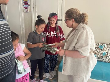 Kaymakam Doğru'nun depremzede aileye yardım teslimi