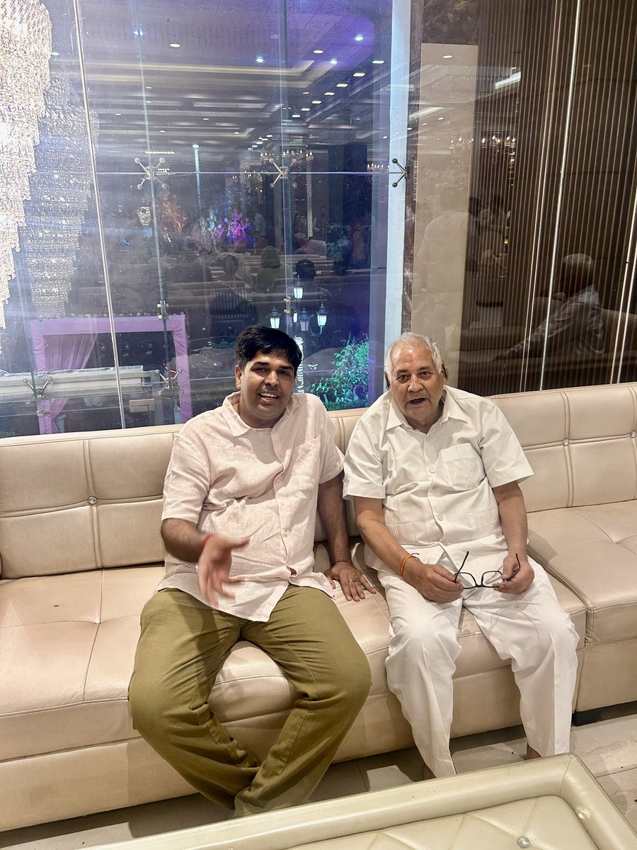 पिछले वर्ष श्री ज्ञानचंद्र त्रिपाठी जी ने हमारे अपार्टमेंट में फ्लैट खरीदा और पड़ोसी बन गए। 1965 से लगभग 60 वर्षों तक विभिन सांसदों के सहयोगी रहे। अभी भी रिटायर नहीं हुए हैं।

यूपी से सांसद शिव नारायण जी, जेएन दीक्षित जी, भूपेंद्र सिंह जी, पंकज चौधरी जी, गुजरात से सांसद अरविंद