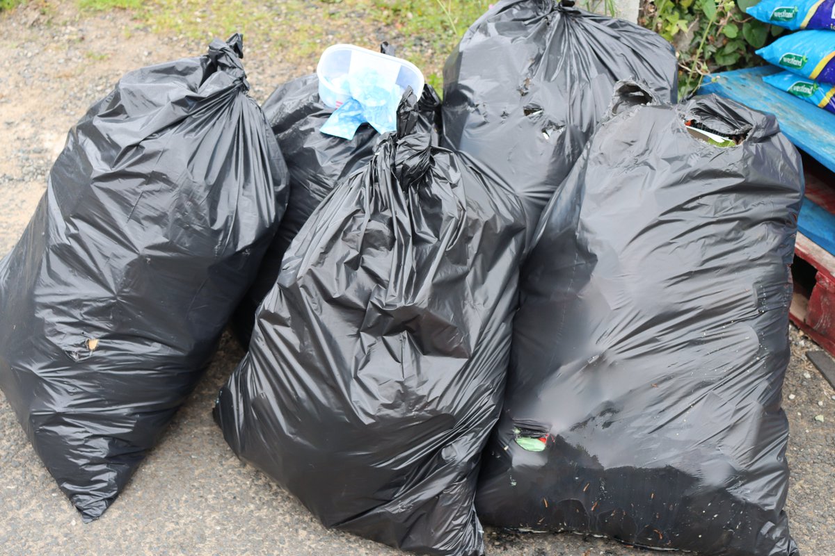 Litter-picked #LiffeyLinearPark &amp; bins serviced daily 

It's difficult to deter folks from littering - it helps when folks put waste in bins

Most common forms of litter found:
Food containers, cans, glass / plastic bottles, cigarette butts, sweet wrappers, vapes &amp; domestic waste