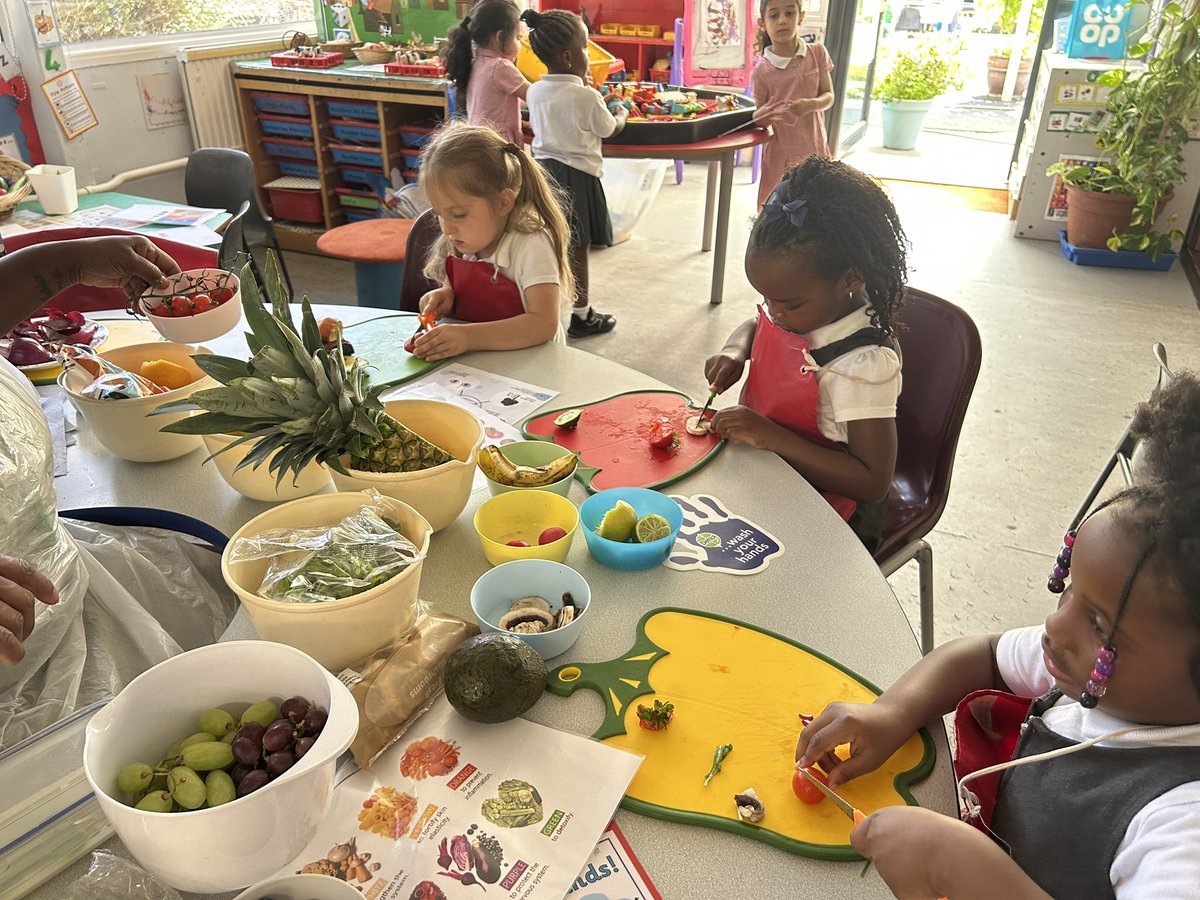 🌈 This afternoon in Nursery was exciting and amazing – we explored and ate a rainbow! So much colour, curiosity, and healthy fun! 🍓🫐🥦🫑🍊 #EYFS #HealthyEating #LearningThroughPlay #NurseryFun