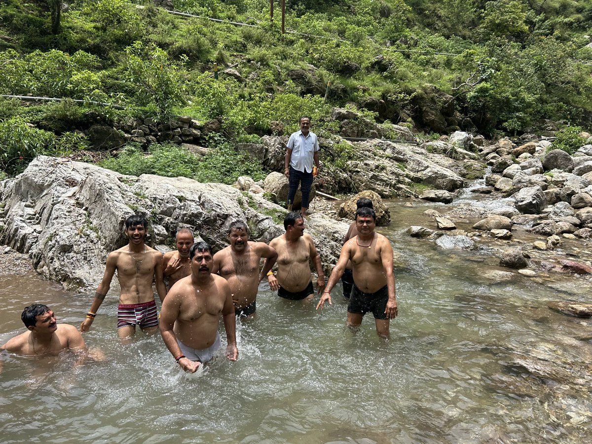 Saurabhofficia's tweet image. 💦 प्रकृति की गोद में एक सुकून भरा पल…
झरने की ठंडी धार और मन की गर्मी – दोनों का मेल कुछ खास था।
#WaterfallVibes #NatureLove #SelfCareMoments #झरना_दर्शन