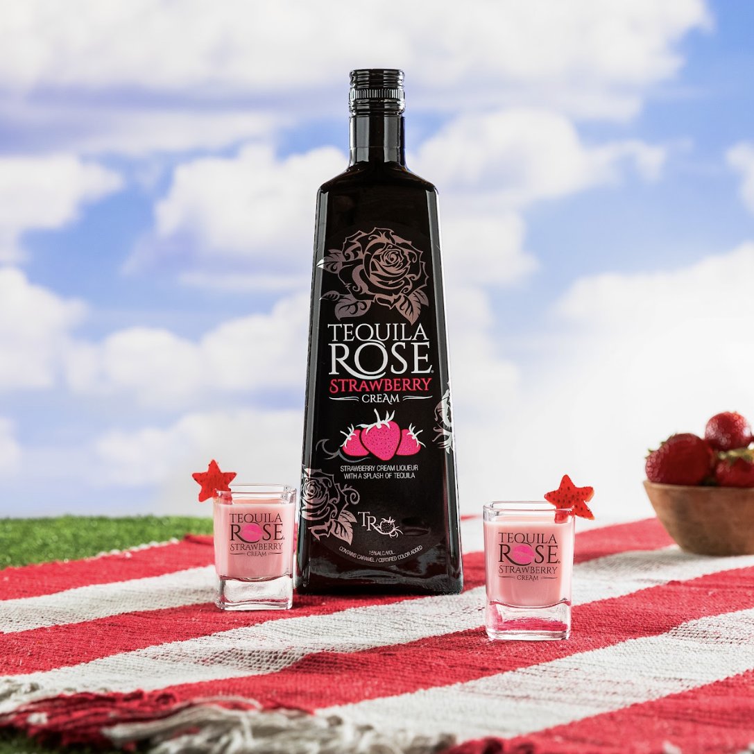 Stars, stripes, and strawberries! ✨🍓 Happy 4th of July! 🇺🇸