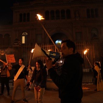 Tiraron antorchas prendidas fuego a la casa rosada y planificaron el ASESINATO de Cristina y Máximo.
Detenidos: 0