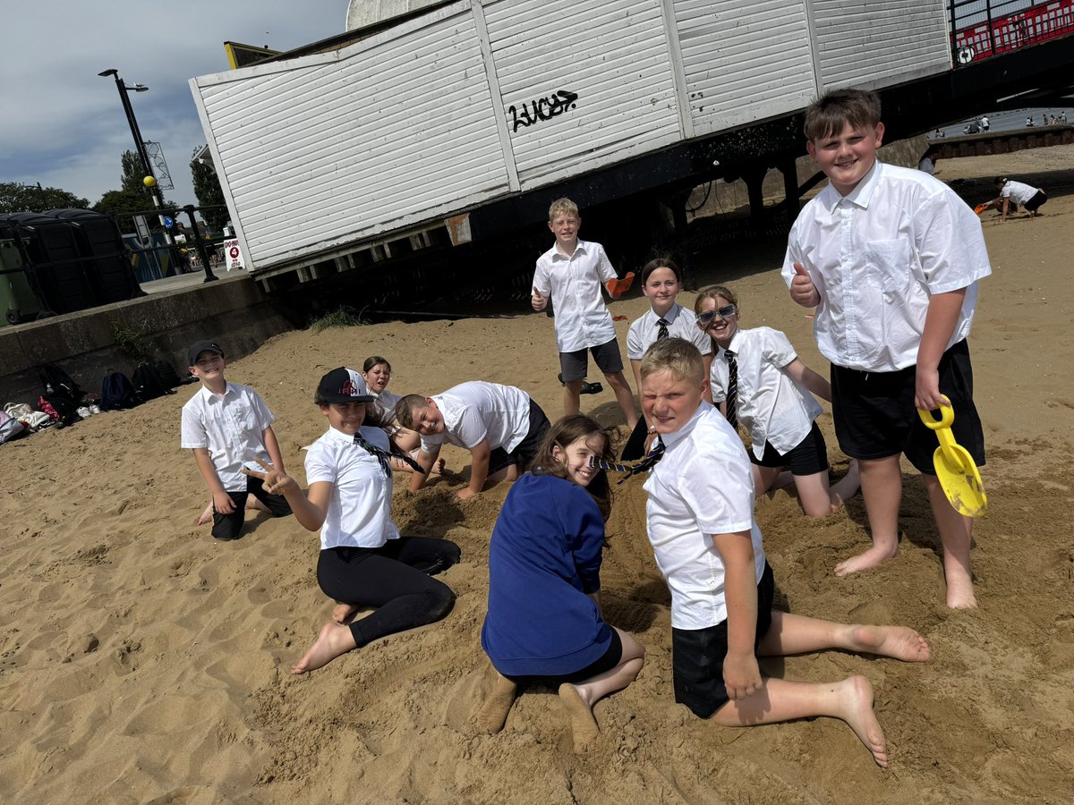 NorbridgeCIA's tweet image. Fun at the seaside 🏖️☀️🌊
@Y6Norbridge @y6tolkienclass
@DeltaNorbridge