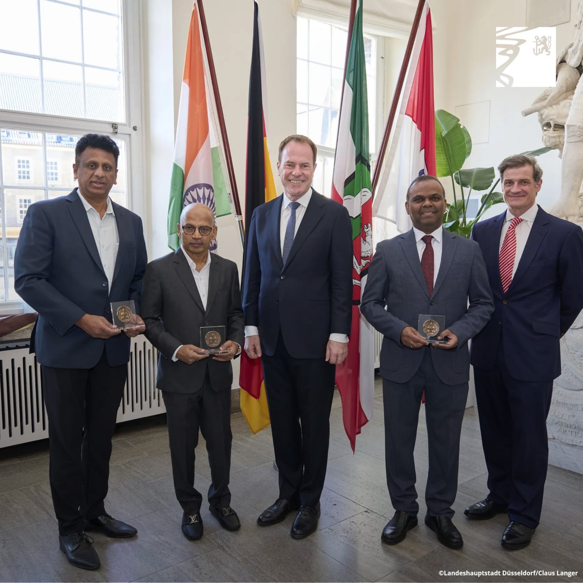 Düsseldorf stärkt seine wirtschaftlichen Beziehungen zu #Indien. 🤝🇮🇳

Von Dienstag bis Freitag, 1. – 4. Juli, war eine hochrangige Ministerdelegation aus Karnataka zu Gast in #Düsseldorf.

➡️ow.ly/VjNP50WkXSM