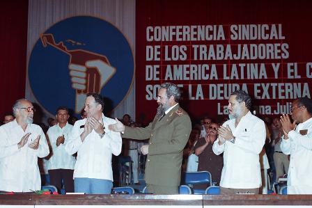 📅15 de julio de 1985 📸#FidelCastro durante la Conferencia Sindical de Los Trabajadores de América Latina y el Caribe sobre la Deuda Externa, a su lado se encuentra Roberto Veiga, Secretario General de la CTC y Jorge Risquet.

👉bit.ly/2IKeKO1