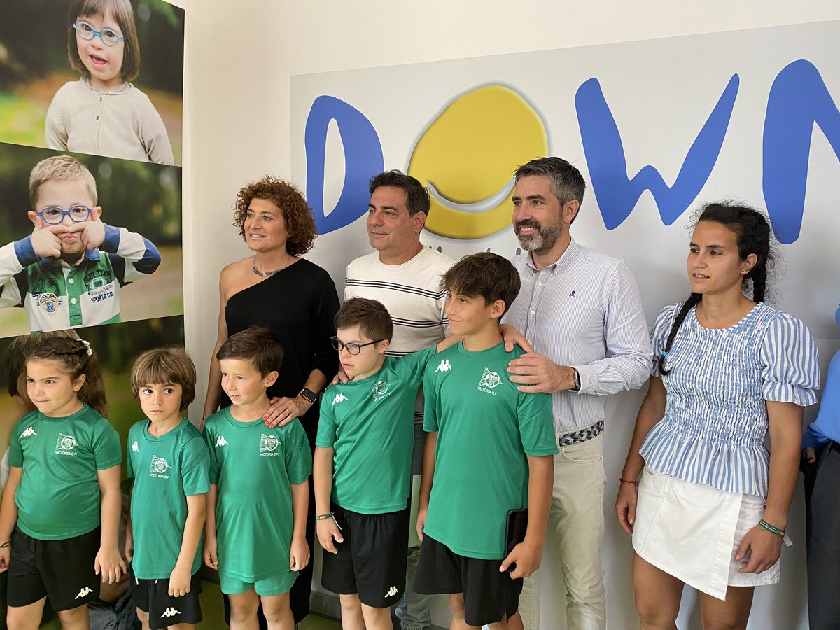 Hoy se ha llevado a cabo la firma del convenio entre <a href="/DownValladolid/">Down Valladolid</a> y <a href="/CDVictoriaCF/">C.D. Victoria C.F.</a> para fomentar la inclusión de niños y niñas con síndrome de Down en el deporte.
Contando con la presencia de la concejala de Participación Ciudadana y Deportes, Maite Martínez. <a href="/AyuntamientoVLL/">Ayto. de Valladolid</a>