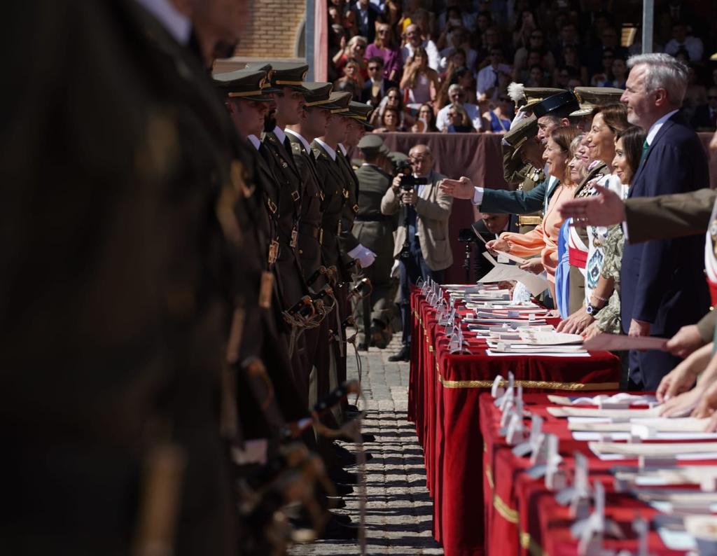 Cortes de Aragón (@cortes_aragon) on Twitter photo 🏅La presidenta de las Cortes de Aragón, <a href="/MartaFe24/">Marta Fernández Martín</a>, ha asistido a la entrega de Reales Despachos 2025 en la Academia General Militar de Zaragoza.
🤝 S. M. el rey Felipe VI ha presidido este acto de entrega y nombramientos a nuevos oficiales del <a href="/EjercitoTierra/">Ejército de Tierra 🇪🇸</a> y <a href="/guardiacivil/">Guardia Civil</a>. 🏅La presidenta de las Cortes de Aragón, <a href="/MartaFe24/">Marta Fernández Martín</a>, ha asistido a la entrega de Reales Despachos 2025 en la Academia General Militar de Zaragoza.
🤝 S. M. el rey Felipe VI ha presidido este acto de entrega y nombramientos a nuevos oficiales del <a href="/EjercitoTierra/">Ejército de Tierra 🇪🇸</a> y <a href="/guardiacivil/">Guardia Civil</a>.