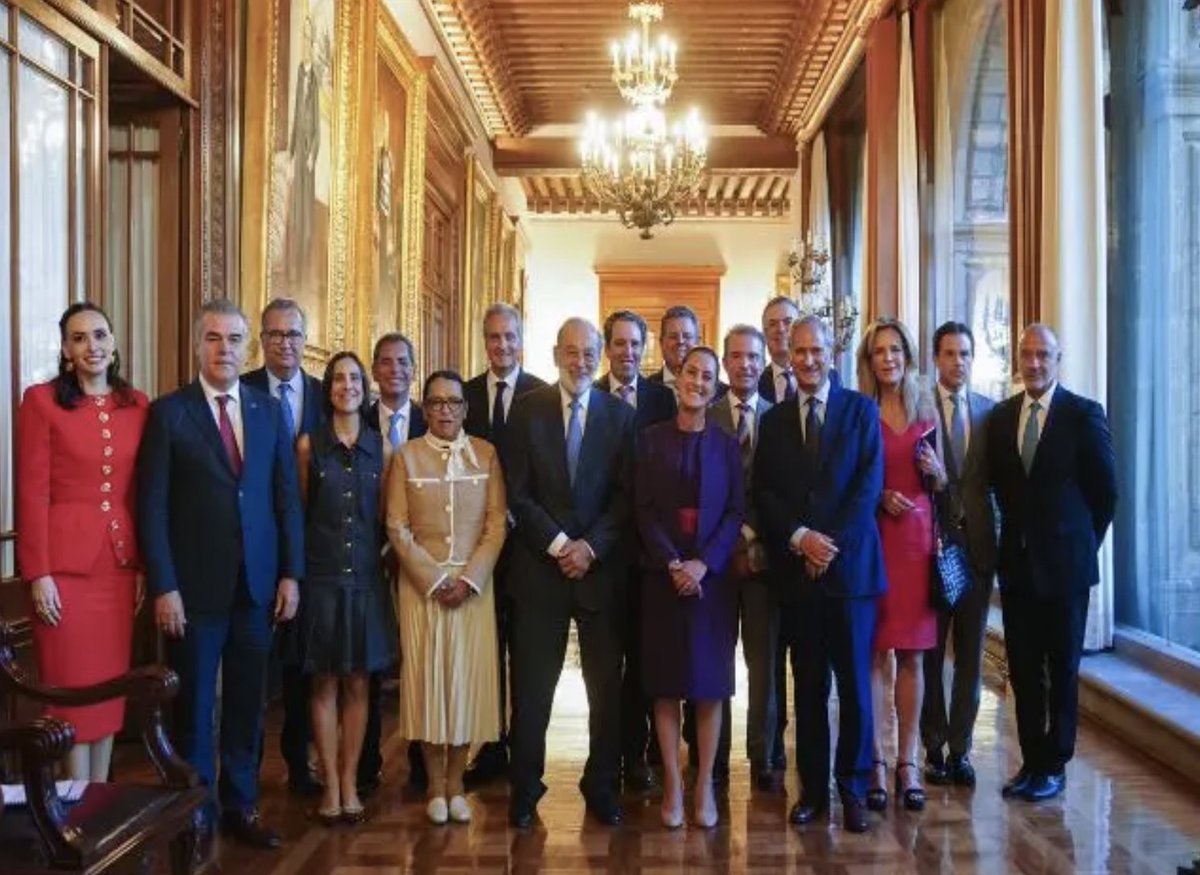 A esto se refieren cuando hablan de pueblo. El presidente Slim con su gabinete en turno.