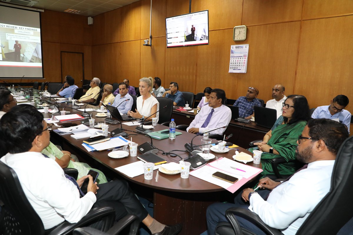 theGICHD's tweet image. 🇱🇰 #SriLanka is finalising its revised mine action strategy. We supported the process in Colombo, where the reviewed strategy was presented to government, operators &amp;amp; donors. The mission also included talks with NMAC, &amp;amp; a meeting with @WFPSriLanka explore greater collaboration.
