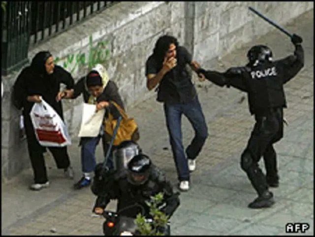 NiohBerg's tweet image. 🔴 پیام برای ایرانیان:
سپاسگزار میشم اگر در کامنت ها، ویدیوها و عکسهای مربوط به جنایات رژیم اسلامی علیه هم میهنان بیگناهمان را به اشتراک بگذارید.
میخوام با کمکتون همه رو آرشیو کنم تا هر کی میاد میپرسه «چرا ایرانیان قیام نمیکنند» بفهمه که ما با دست خالی بارها قیام کردیم و…