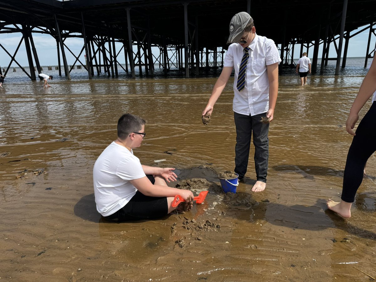 NorbridgeCIA's tweet image. Fun at the seaside 🏖️☀️🌊
@Y6Norbridge @y6tolkienclass
@DeltaNorbridge