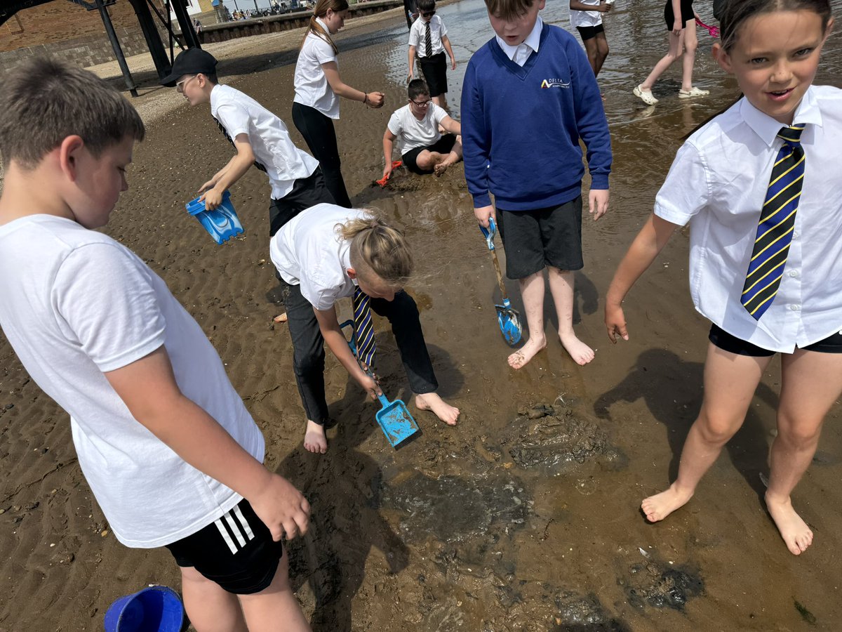 NorbridgeCIA's tweet image. Fun at the seaside 🏖️☀️🌊
@Y6Norbridge @y6tolkienclass
@DeltaNorbridge