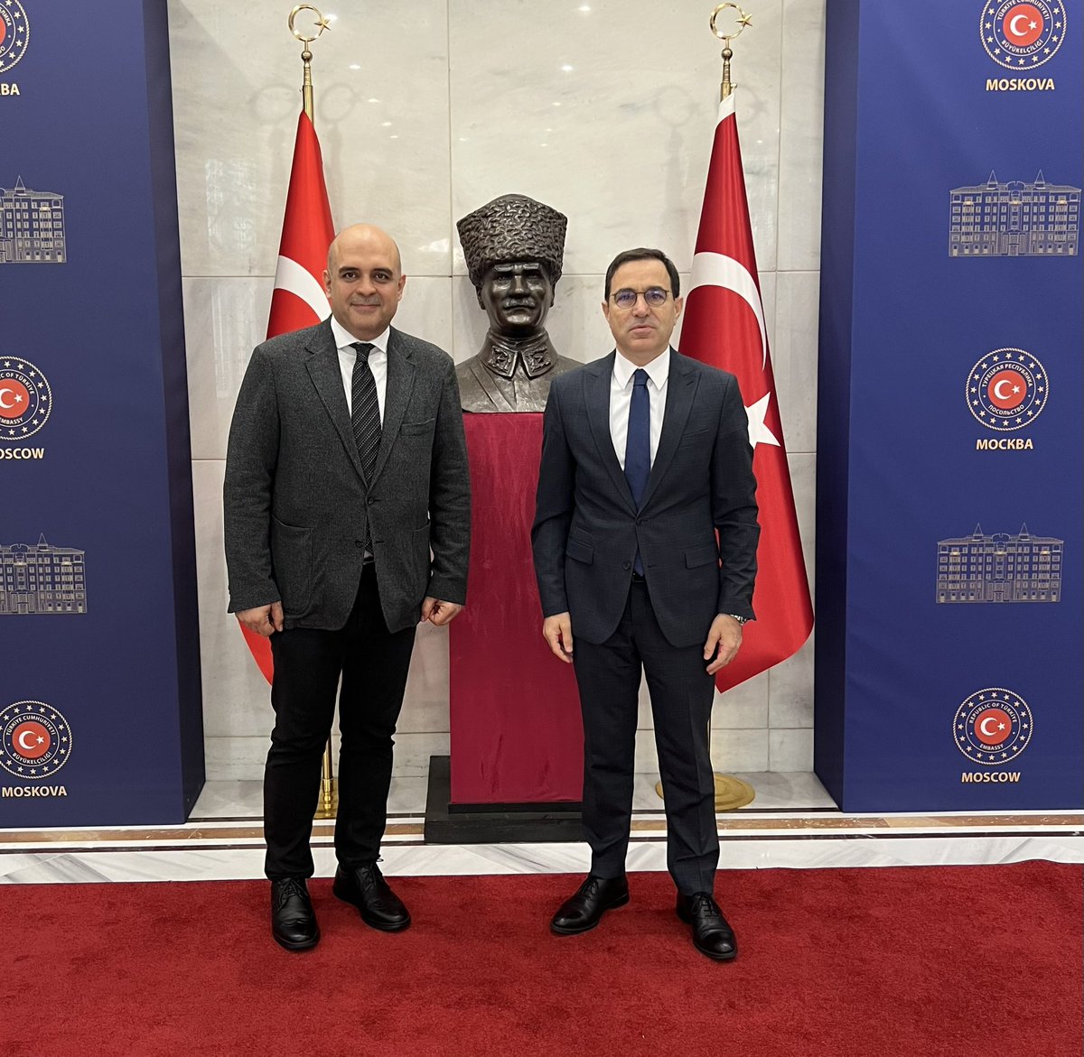 Moskova Ziraat Bankası Genel Müdürü Nurullah Bakır’ı Bankalar Birliği Genel Sekreteri olarak İstanbul’a uğurluyoruz. 

Moskova’daki başarılı çalışmaları, Türk-Rus ilişkilerine katkıları ve dostluğu için Nurullah Bey’e teşekkür ediyorum. 

Yolun açık olsun Nurullah Bey.