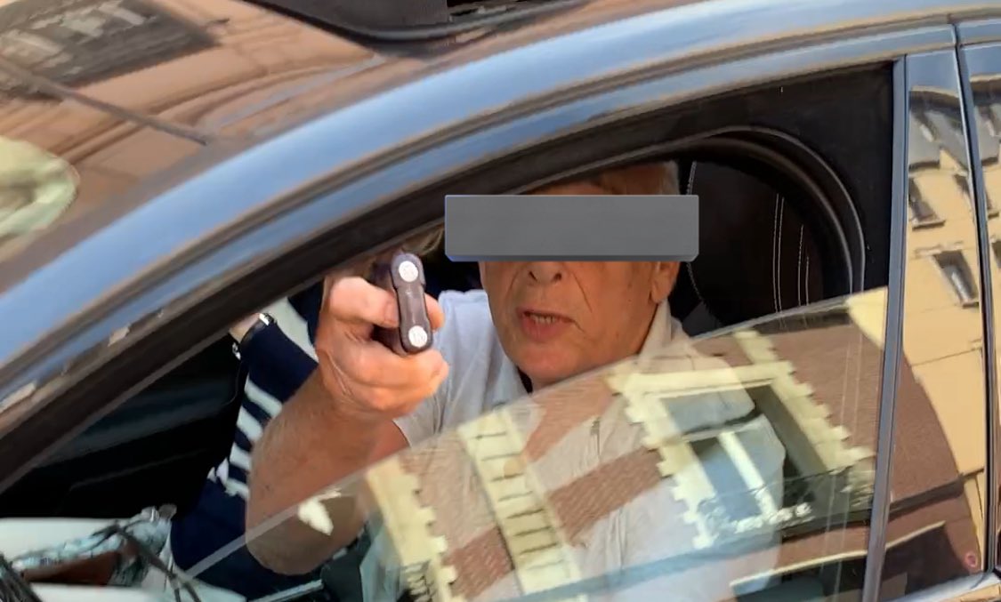 Imagine, juste parce qu’à vélo tu fais quelque chose qui ne met pas les autres en danger, un automobiliste se croit autorisé à TE mettre en danger !?
Je range mes clés dans la poche latérale de mon sac à dos (lâchant le guidon d’une main). Je remets la main sur le guidon.  1/