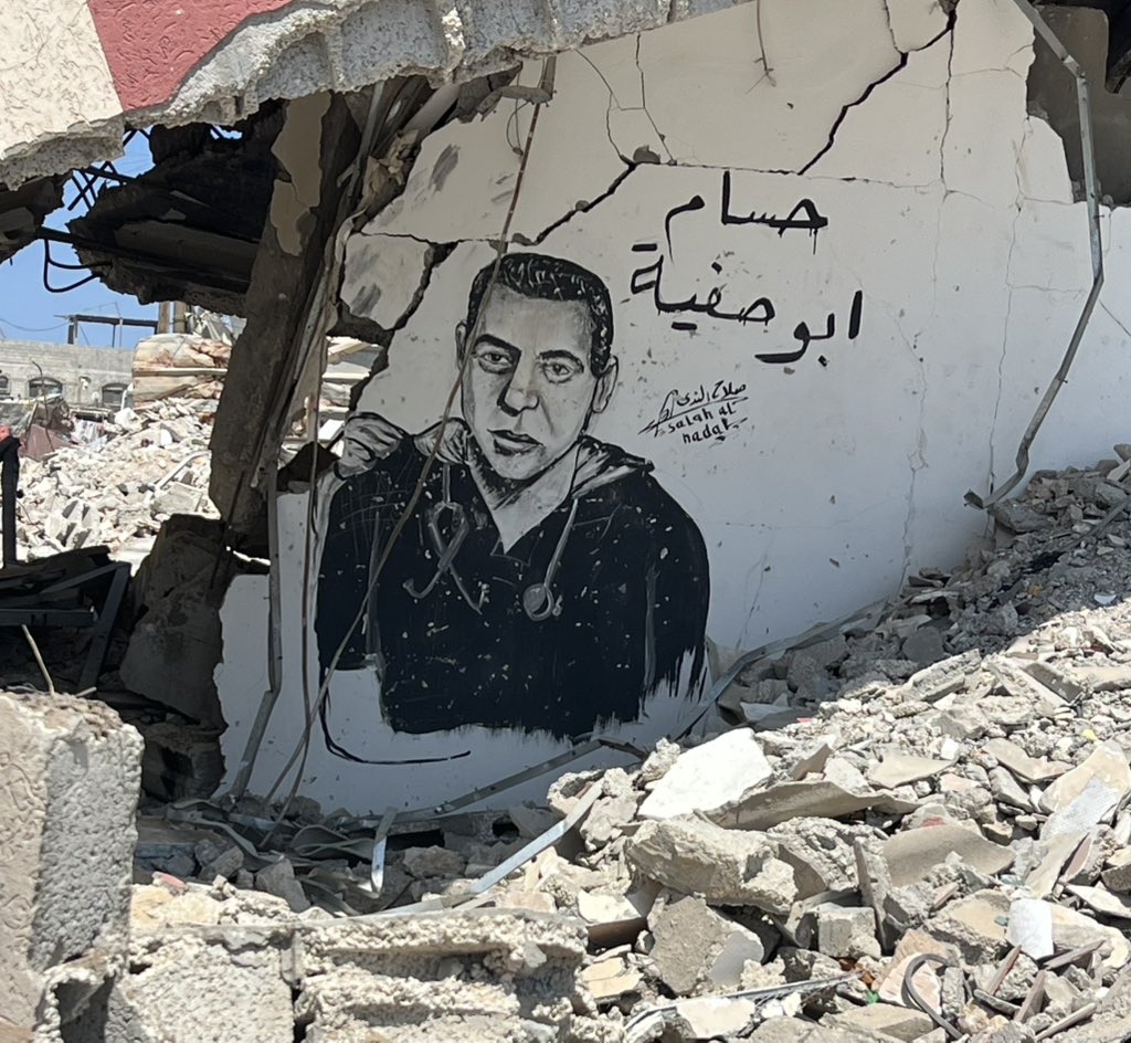 ruwaidaamer8's tweet image. On the wall of the destroyed camp, but no one cares! @Dr_Husam_Abusafia
@Gaza
@khanyouniscity