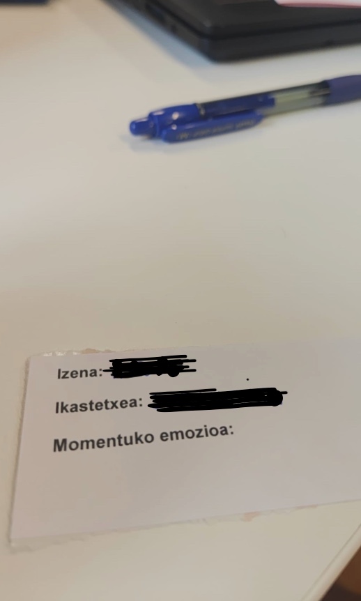 Fitxa honekin hasi da gaur <a href="/bgnagusia/">Berritzegune Nagusia</a> ren  Lidergo Pedagogiko lantaldeak babestuko formakuntza, ikastetxeetako zuzendaritza taldekideentzat. Uste al du inork hau normaltzat hartu behar dugula? 
Entzun izan balute <a href="/jonsarean/">jonsarean.bsky.social</a> #UEU ko ikastaroan!
-lotsatuko ziren apurtxu bat, apika