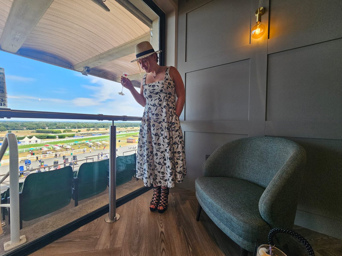 Ladies day at the races... feeling extra posh! 😂
