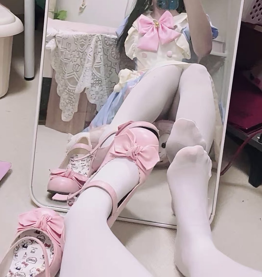 来闻闻妈妈脚给你足交