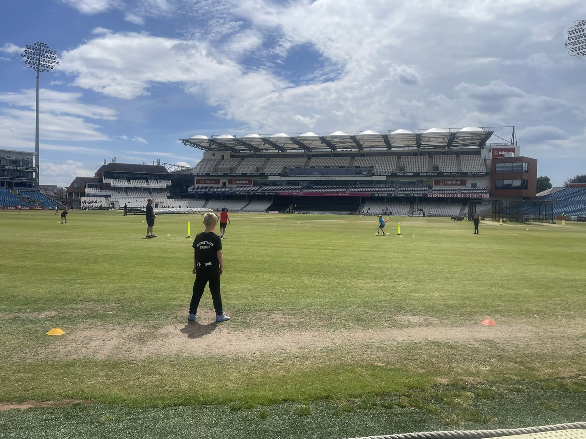 A fantastic day at Headingley Cricket Ground in Leeds with both our y3/4 boys and girls cricket team! No trophies today unfortunately - both teams beaten by some excellent cricketers. A fantastic experience getting to meet international cricketer Dawid Malan along the way🏏