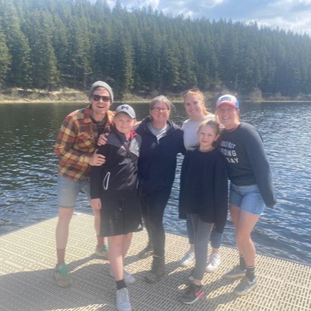 AlzResearchUK's tweet image. “I won a big prize in Alzheimer’s Research UK’s raffle and visited family in Canada. Though breakthroughs came too late for my mum and nan, your ticket could help change the future - and you might get lucky too!”
Like Dee, who won £3,000 in our raffle, you could join in too!…