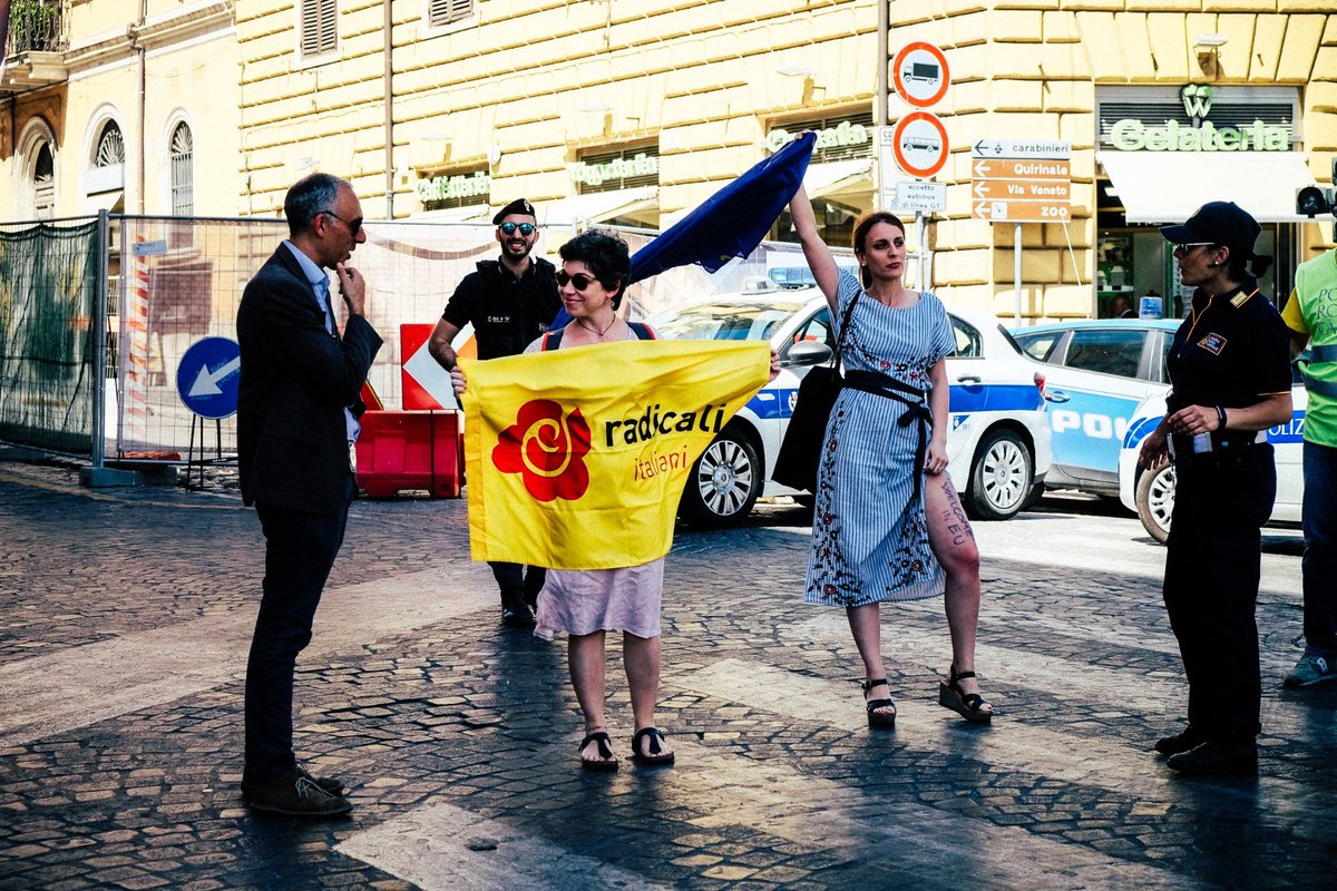 4 luglio 2019. Putin è a Roma ricevuto con tutti gli onori.
I partiti di governo sono in estasi; gli altri muti.
Decidiamo di andare al Quirinale, per ricordare che i Dittatori non sono benvenuti in Unione Europea, e veniamo allontanate.
Poi forse s'è capito Putin chi è. Forse.