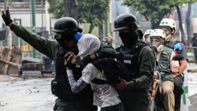 En 11 años de gestión de Nicolás Maduro se han registrado 1.712 víctimas de torturas y 9.533 víctimas de tratos o penas crueles, inhumanas y degradantes.

En medio de la actual escalada represiva, la incomunicación y el aislamiento de los detenidos afianzan la tortura y los