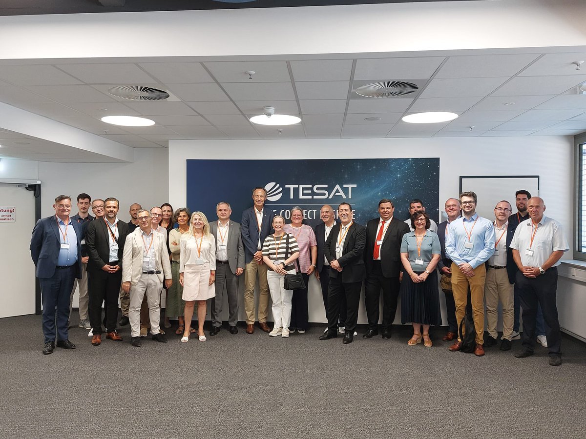 🚀 Today we welcomed a delegation from the Franco-German Business Club Paris 🇫🇷🤝🇩🇪 incl. Consul General Gaël de Maisonneuve, celebrating 40 years of Franco-German cooperation. At @TESAT, we connect the world — in #Space and on #Earth. 
#TeamTESAT #FrancoGermanFriendship
