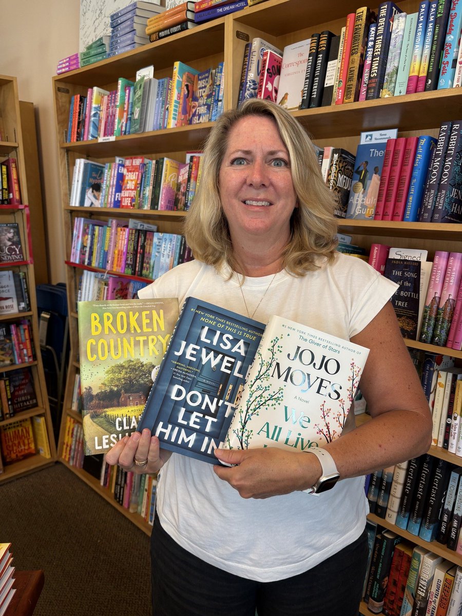 bookmarkbeach's tweet image. We're already halfway through 2025 - check out Rona, Sheryl and Brittany's top three books from the first six months!
