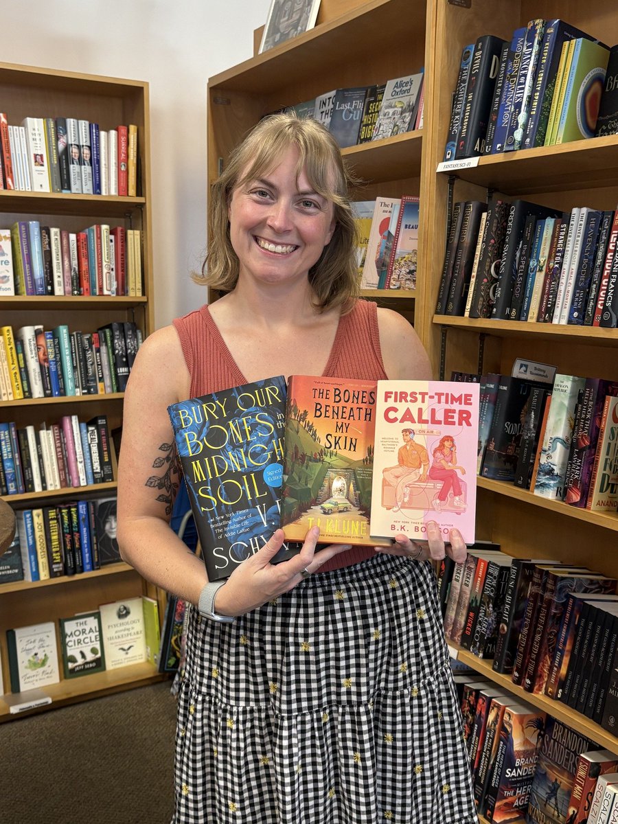 bookmarkbeach's tweet image. We're already halfway through 2025 - check out Rona, Sheryl and Brittany's top three books from the first six months!