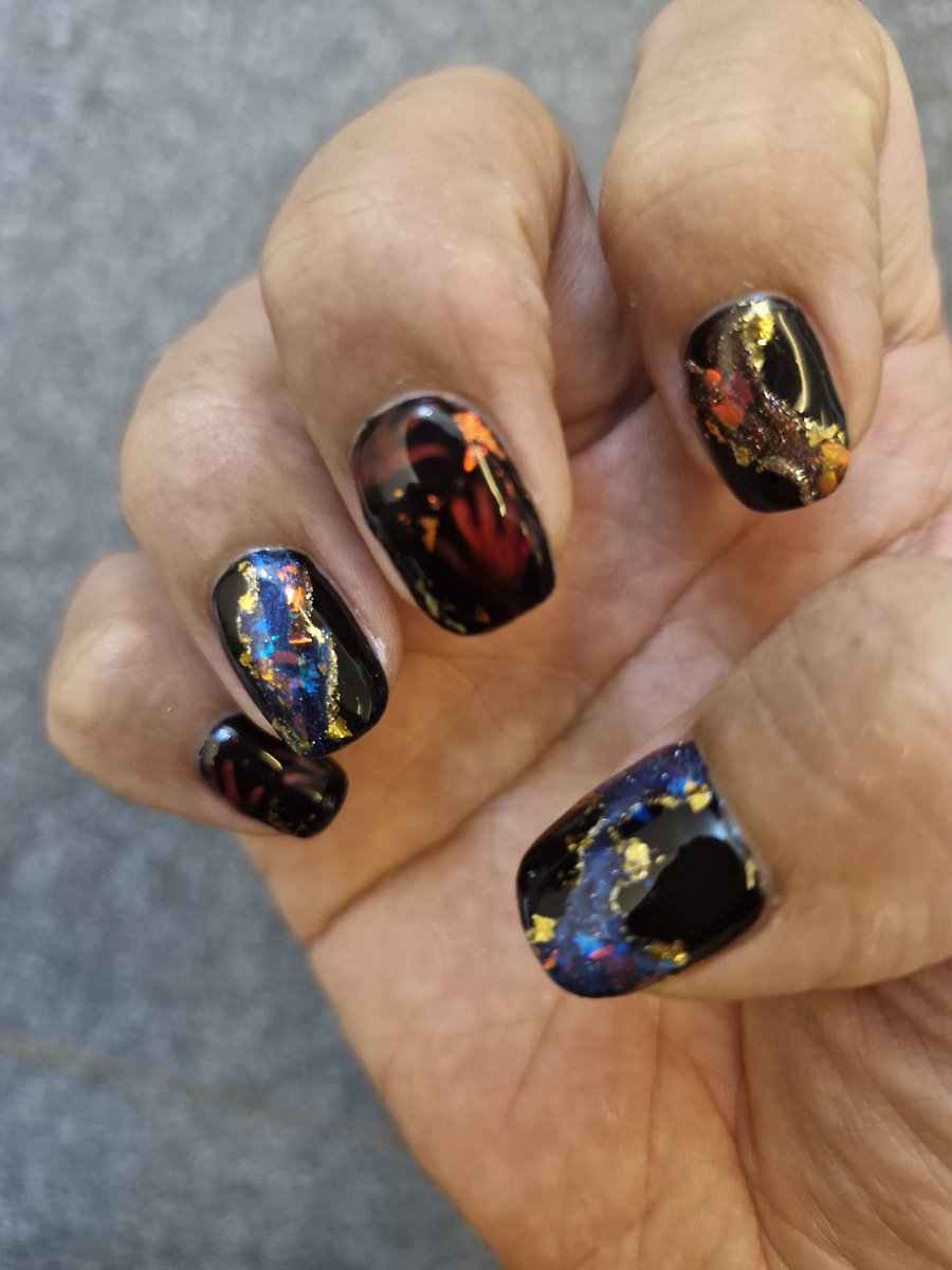 이번 시즌 마지막 네일 이네요
최선을 다할게요
네일 만나요~

자세히 보시면 손이 있답니다 ^^;;