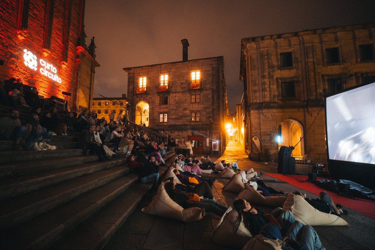 CURTOCIRCUÍTO (@fcurtocircuito) on Twitter photo 🍿 Hai algo mellor que ver unha película pola noite, en verán, e nunha das prazas máis fermosas de #Santiago?
😎 Pois sí: facelo nestes pufs da <a href="/CidadedaCultura/">Cidade da Cultura</a> que nos acompañan en cada proxección e live AV ao aire libre.
#cidadedacultura #curtocircuíto 🍿 Hai algo mellor que ver unha película pola noite, en verán, e nunha das prazas máis fermosas de #Santiago?
😎 Pois sí: facelo nestes pufs da <a href="/CidadedaCultura/">Cidade da Cultura</a> que nos acompañan en cada proxección e live AV ao aire libre.
#cidadedacultura #curtocircuíto