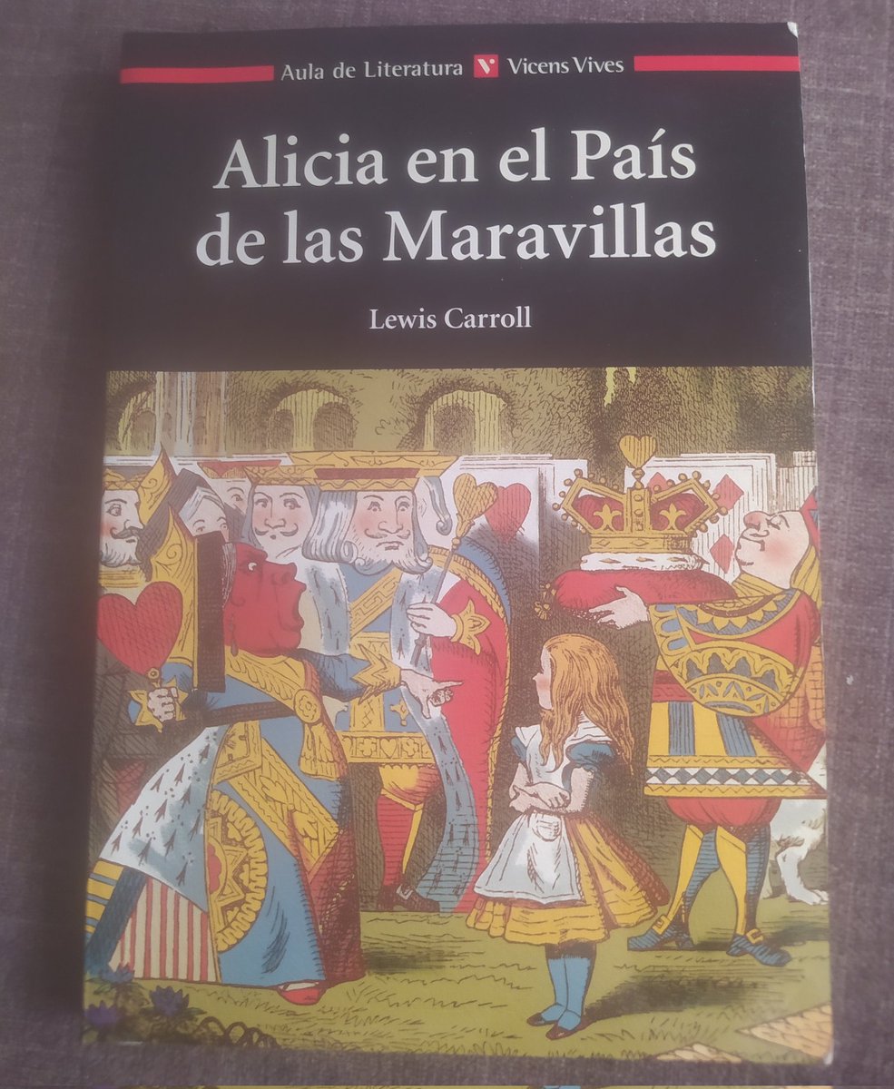 Es 4 de julio y se cumple otro año desde que Carroll contó la historia de Alicia a las hermanas Liddell en ese paseo en barca por el Támesis en 1862 (que por cierto, también fue un viernes). Así que vuelvo a releer mi querido libro esta vez en esta edición de Vincens Vives❤️