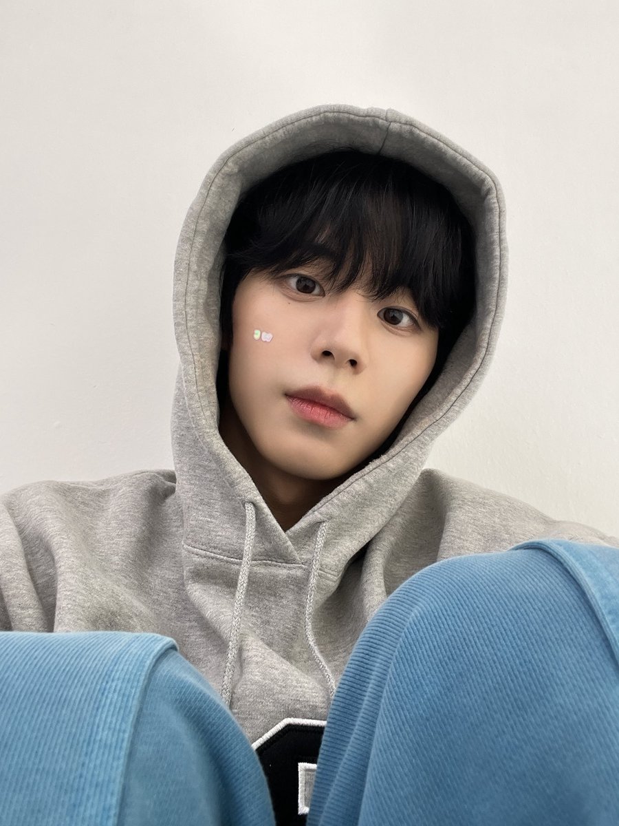 AHOF_official's tweet photo. 오늘 뮤뱅 �� 보셨나요?!! 
어제보다 응원 실력이 더 느신 거 같기도..? 😉

#AHOF #아홉 
#JEONGWOO #서정우 https://t.co/pvIF7BkDqx