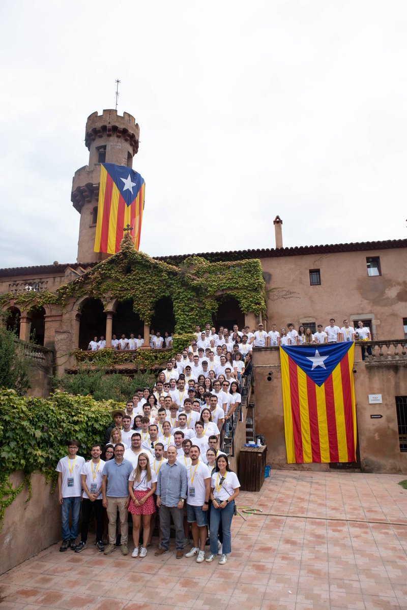 🏛 Avui el Parlament de Catalunya guanya una veu jove i compromesa amb el país amb l’entrada de l’ex-secretària general de la <a href="/JNCatalunya/">Joventut Nacionalista de Catalunya</a>, <a href="/ariadnaurroz/">Ariadna Urroz</a> com a diputada.

💙 Sort i encerts, diputada <a href="/ariadnaurroz/">Ariadna Urroz</a>!