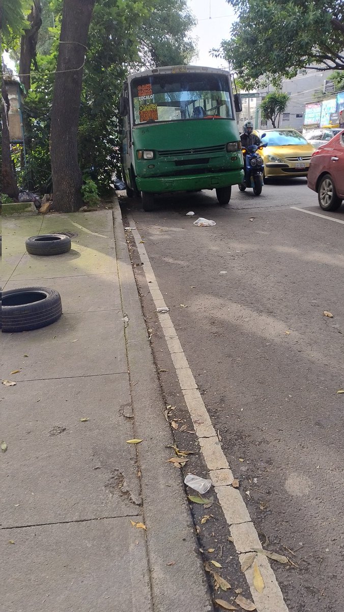 urbalejandro's tweet photo. @UCS_GCDMX @SSC_CDMX Reitero la solicitud de que se cumpla el Reglamento de Tránsito, se sancione y ejerzan las acciones conducentes por estacionar vehículos en vialidades primarias.
Este vehículo está en Eje 5 Sur Ramos Millán esq. Con calle Virgilio Uribe. Alc. Benito Juárez. https://t.co/9vZGYmYMaq