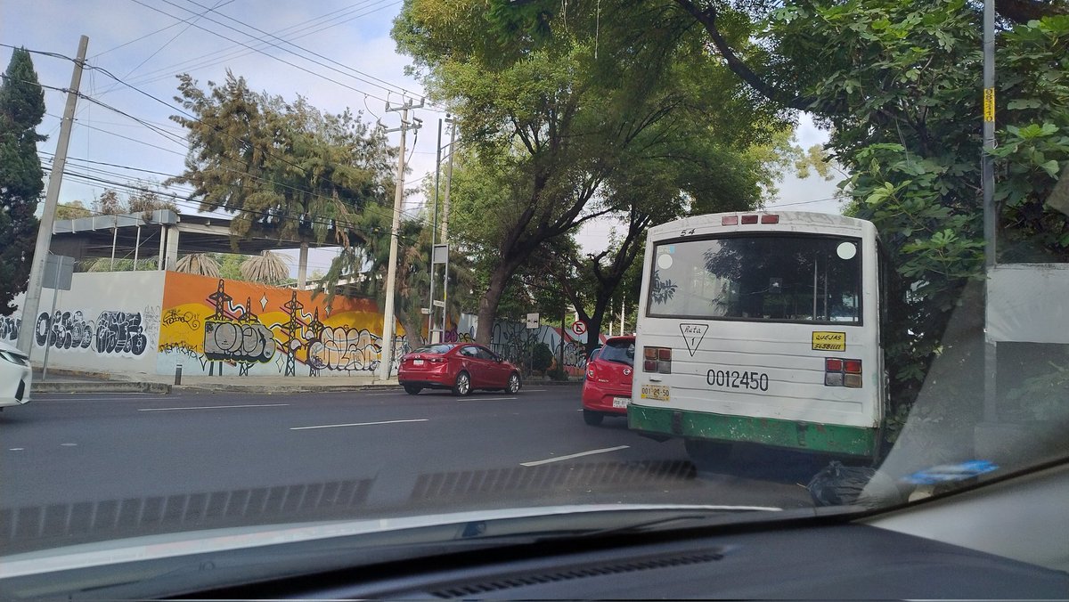 urbalejandro's tweet photo. @UCS_GCDMX @SSC_CDMX Reitero la solicitud de que se cumpla el Reglamento de Tránsito, se sancione y ejerzan las acciones conducentes por estacionar vehículos en vialidades primarias.
Este vehículo está en Eje 5 Sur Ramos Millán esq. Con calle Virgilio Uribe. Alc. Benito Juárez. https://t.co/9vZGYmYMaq