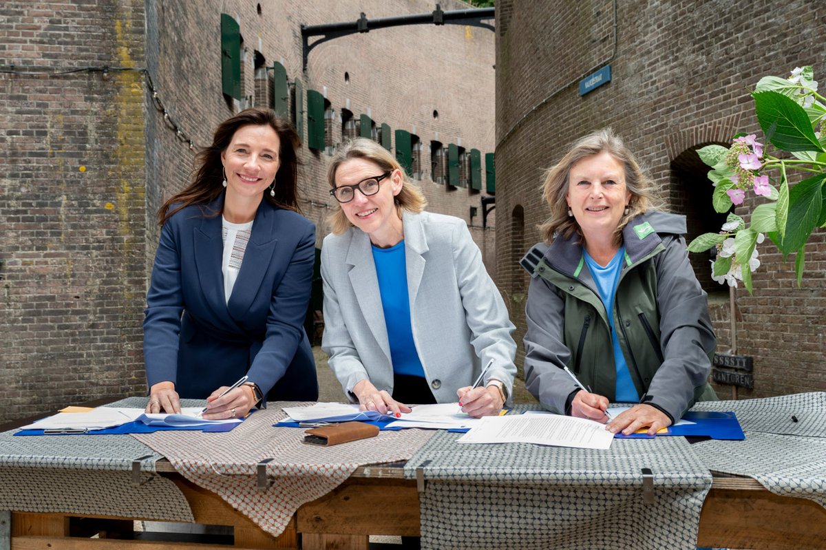 Samenwerken aan sterke natuur in de uiterwaarden voor een natuurlijk lint van Amerongen tot Schoonhoven. Provincie, <a href="/Rijkswaterstaat/">Rijkswaterstaat</a> en @Staatsbosbeheer legden de afspraken hiervoor vast. Het begin is er! 🎉