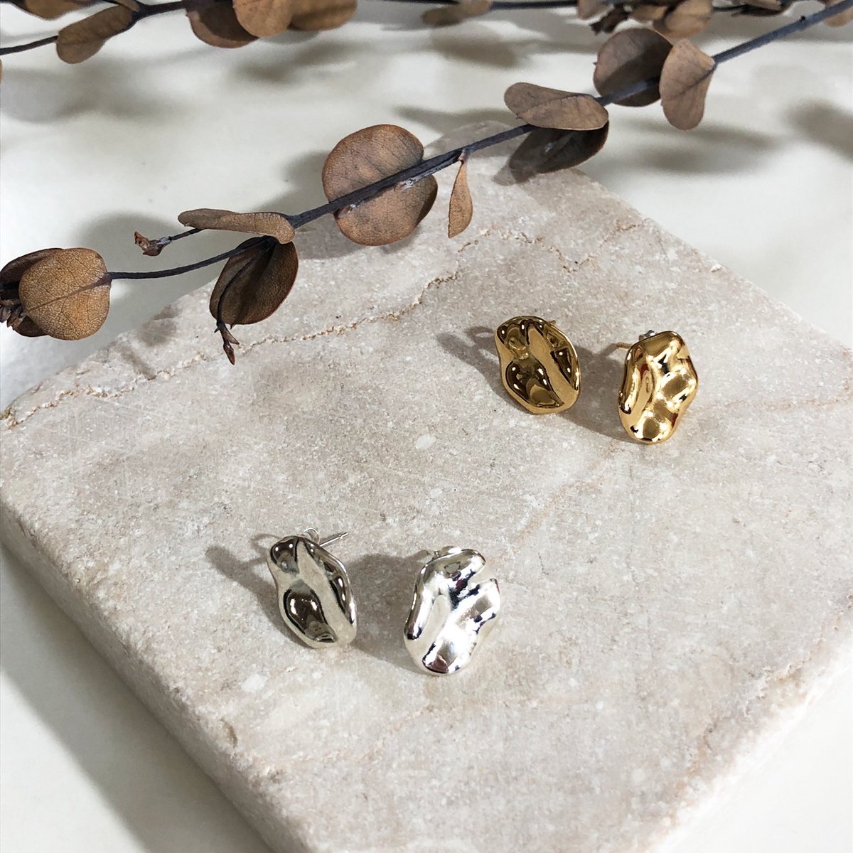 少し前までは専門職だった分野も
今は誰でもAIでデザインできるようになってきた。

でもアクセサリーは
少しのサイズ感や厚みで
着けた印象が変わってしまうの

0.1mm厚みにこだわる私を
職人さんは理解してくれる

それは人の感覚と
職人の技術で
実現する部分