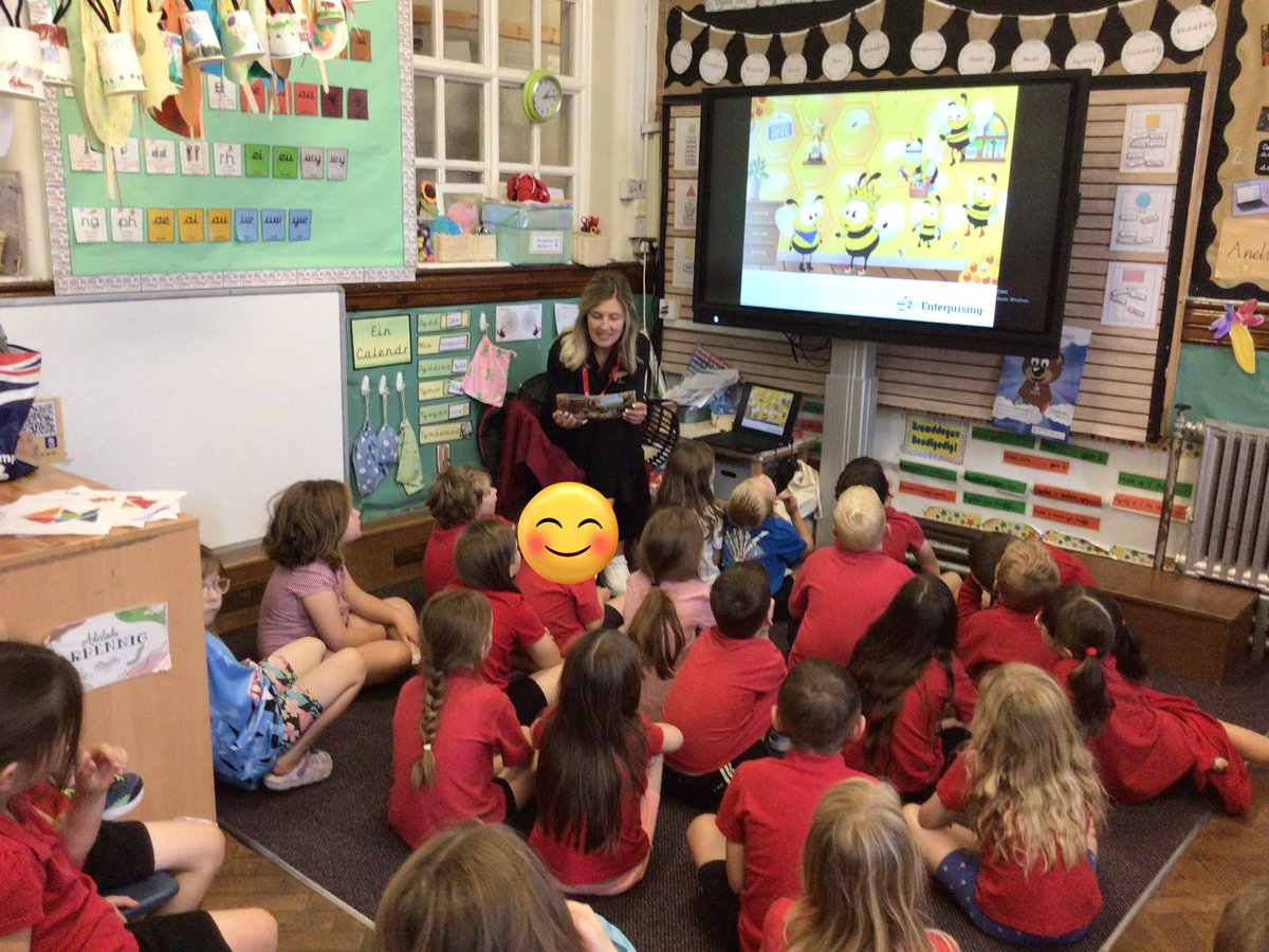 Diolch i Gemma o 2BEnterprising am ddod i wneud sesiwn sgiliau gweithio fel tîm gyda ni ddoe/ Thank you to Gemma from 2BEnterprising for helping us to practice our teamwork skills yesterday #celfyddydauParc@2BEnterprising