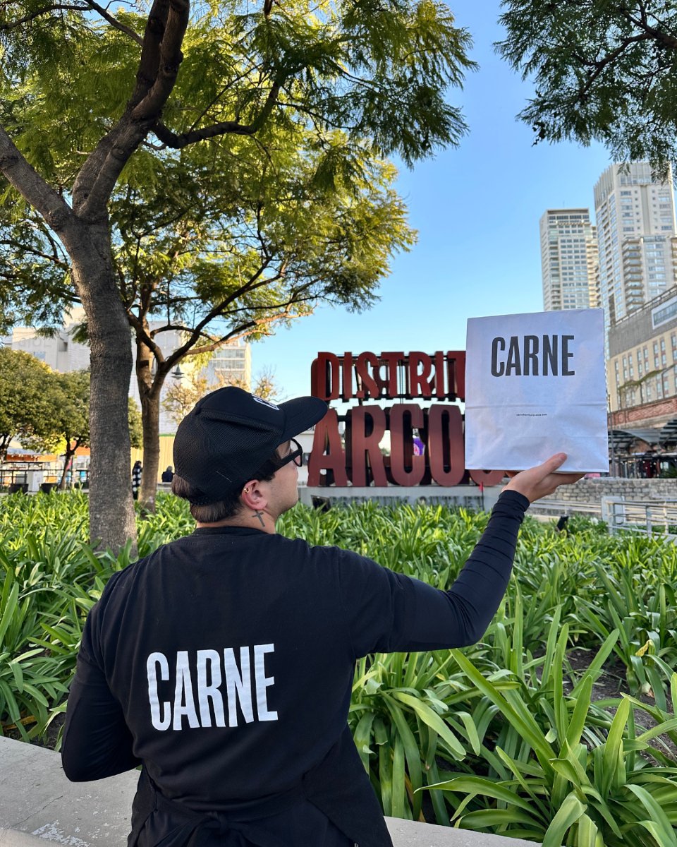 Al aire libre, rodeado de verde, con el ritmo propio de quienes saben que el sabor también necesita pausa. 🌿

Te esperamos en nuestra nueva sede, el nuevo punto de encuentro.

Distrito Arcos, Palermo. 📍 Juan B. Justo y Paraguay