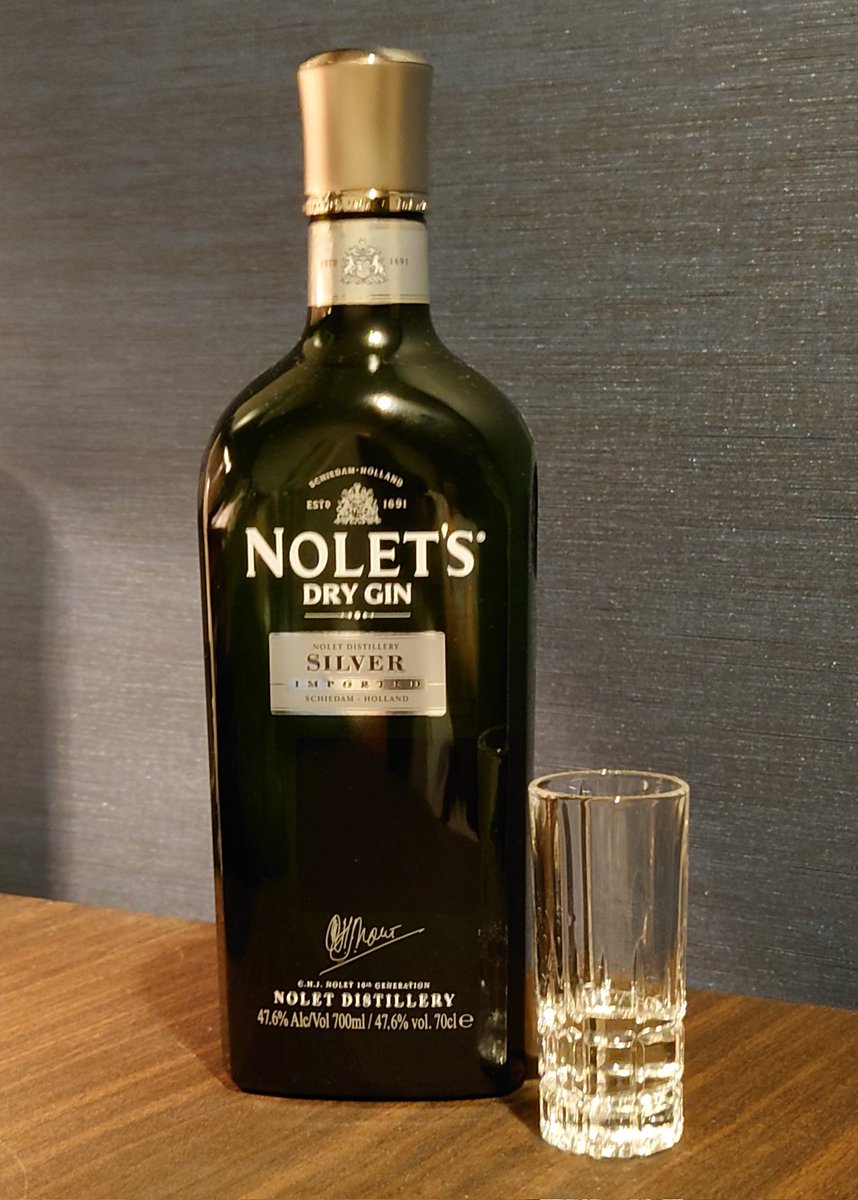 murayama1245's tweet photo. 風船が飛んだので今週末は良いの開ける・飲むしていこうと思います。

まずはここしばらくの楽しみであったnolet's silver dry ginから。

香りはジュニパーとガム？みたいな甘さ
口に含むとドシッとアルコール感とジュニパーが来ますね。その後未知のフローラル、後味もクリーミーで面白いです。 https://t.co/SrAn0my1Il