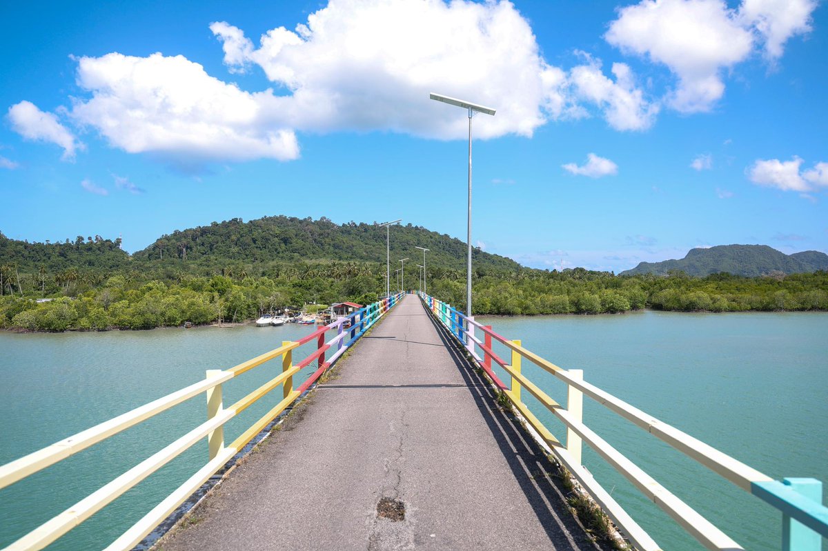 Ahmad Maslan tinjau projek pembinaan jambatan Pulau Tuba ke Pulau Dayang Bunting | Awani share.google/XG9UJFUqQhSVBe…

BERNAMA - Ahmad Tinjau Projek Jambatan Pulau Tuba Ke Pulau Dayang Bunting share.google/hNFQXPL1QEtAiA…

Jambatan 400 meter, 2 lorong, projek #KKDW, dilaksana oleh #JKR.