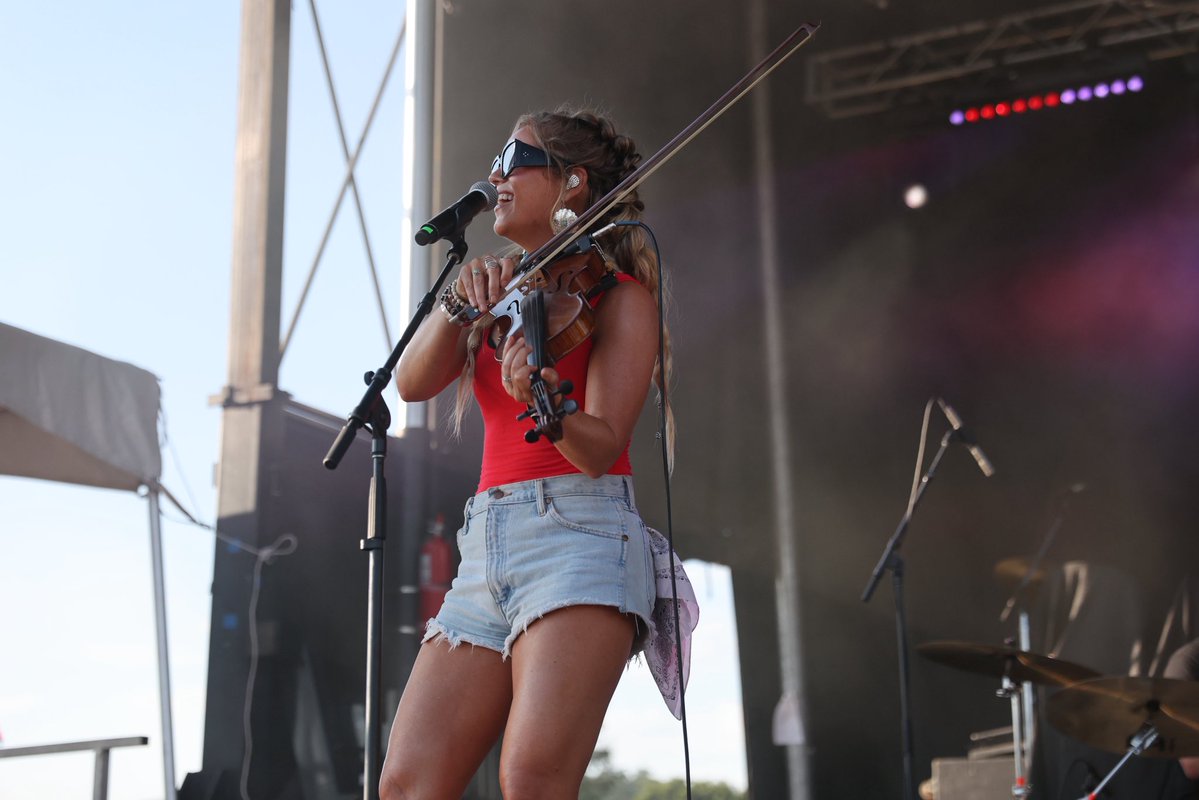 runawayjune's tweet image. Red, white, and RJ 💙 Hope y’all have a safe and happy 4th :)
